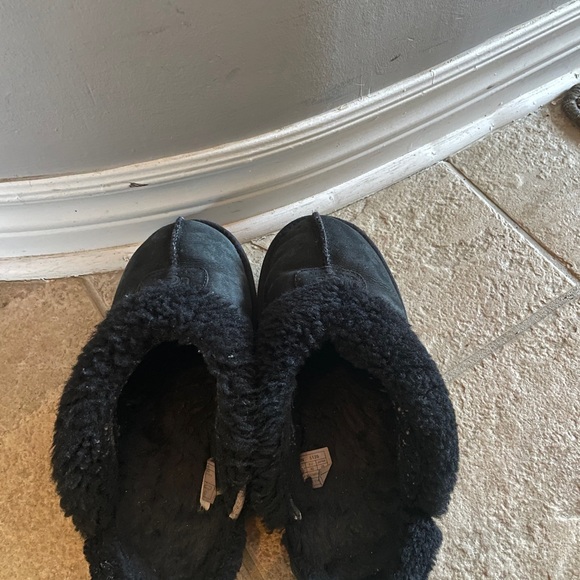 UGG Kids Black Fleece Slippers - Picture 2 of 6